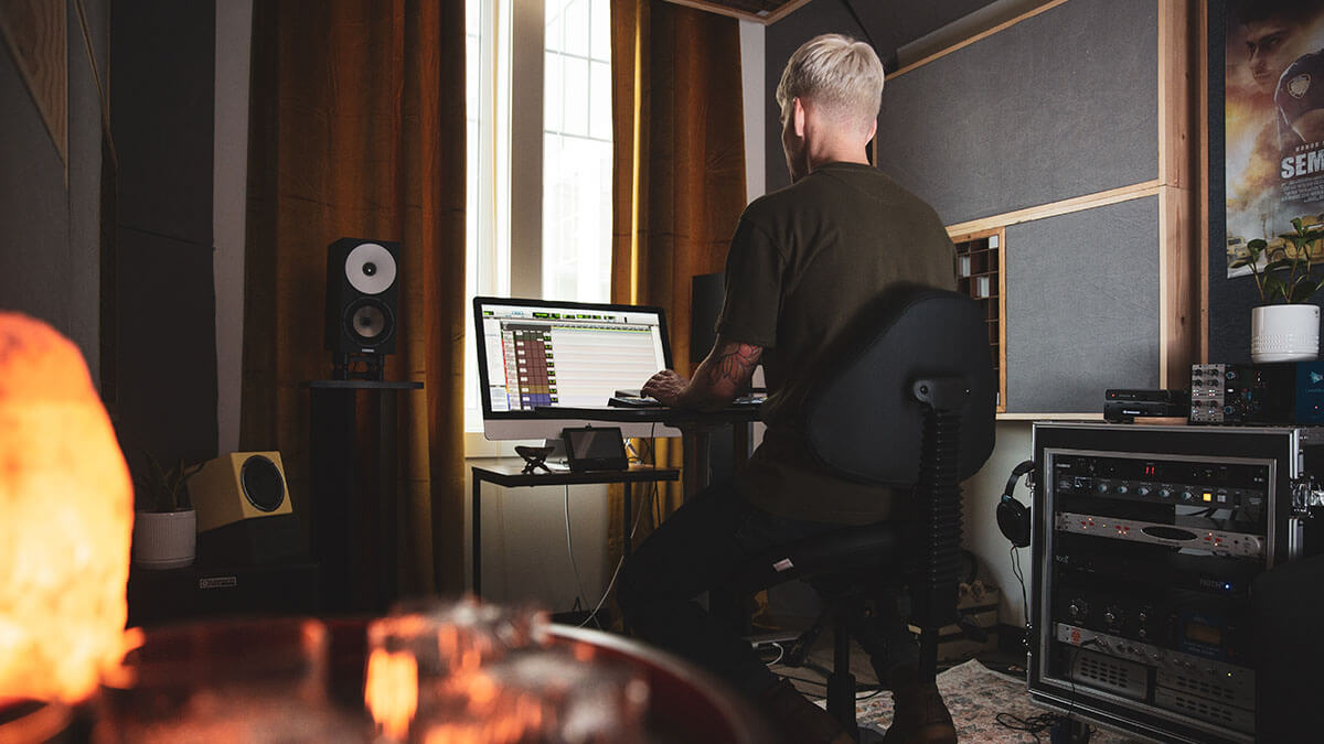 4 Tips To Set Up Studio Monitors and Improve Home Studio Acoustics
